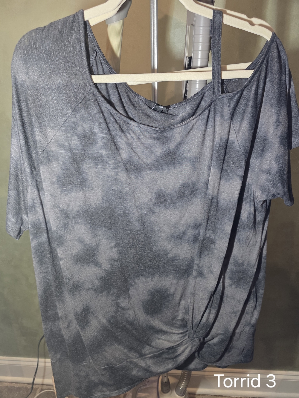 Torrid Size 3 Gray Tie-Dye Short Sleeve Twist Hem Top